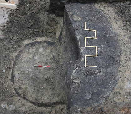 Foto der viser en brønd med en mulig spor af en fletværksvæg